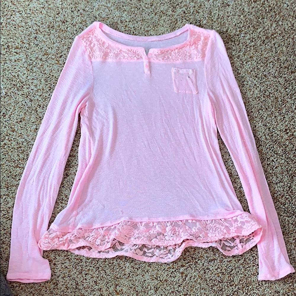 Knitted pink shirt with decorative lace